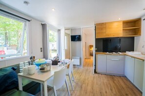 Kühlschrank, Mikrowelle, Herdplatte