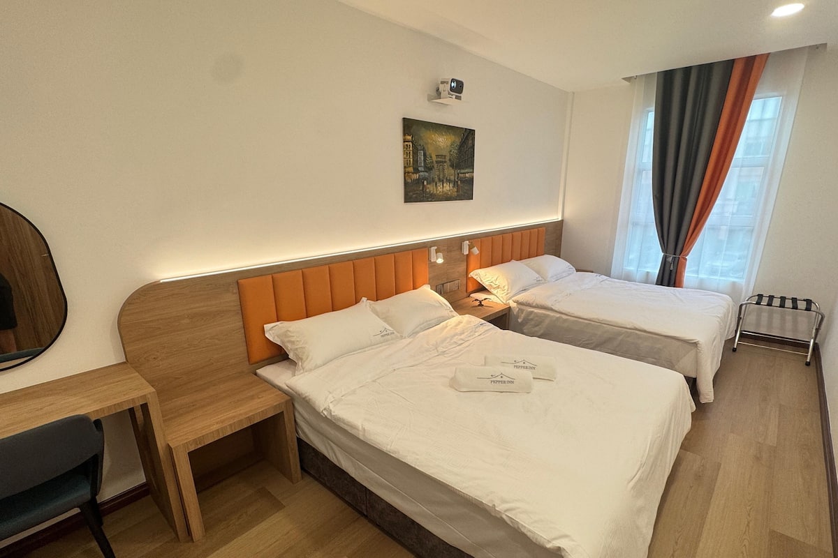 Habitació familiar, 2 llits de matrimoni, no fumadors | Escriptori, wifi gratuïta i roba de llit