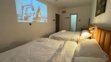 Familienzimmer, 2 Queen-Betten, Nichtraucher | Schreibtisch, kostenloses WLAN, Bettwäsche