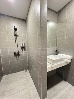 Superior Room, 1 Queen Bed, Non Smoking | Bathroom | Shower, towels, soap, shampoo - Pepper Inn (Sibu)