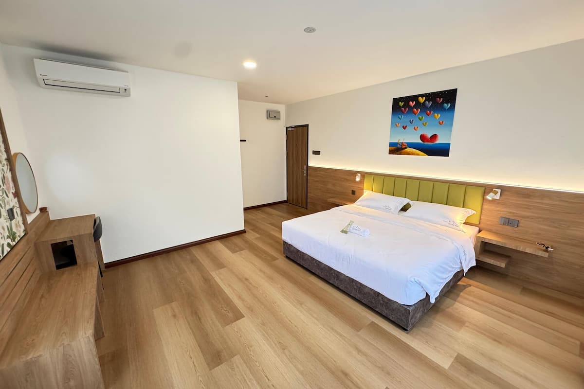Habitació superior, 1 llit de matrimoni gran, no fumadors | Escriptori, wifi gratuïta i roba de llit