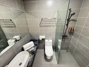 Habitació Deluxe, 1 llit de matrimoni gran, no fumadors | Bany | Dutxa, tovalloles, sabó i xampú