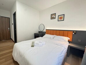 Habitación superior, 1 cama Queen size, para no fumadores | Escritorio, wifi gratis y ropa de cama 