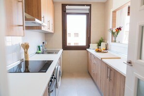 Mikrobølgeovn, ovn, kokeplater og oppvaskmaskin