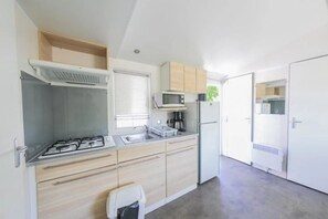 Kühlschrank, Mikrowelle, Herdplatte