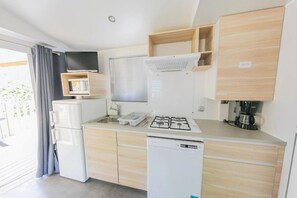 Kühlschrank, Mikrowelle, Herdplatte, Geschirrspüler