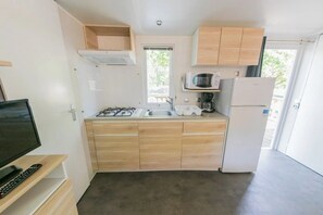Refrigerador, microondas y parrilla de estufa 