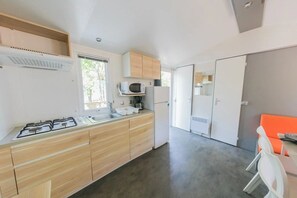 Kühlschrank, Mikrowelle, Herdplatte