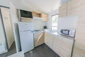 Kühlschrank, Mikrowelle, Herdplatte