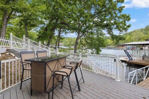 Outdoor dining - Cozy Lake House with Dock (Rocky Mount)