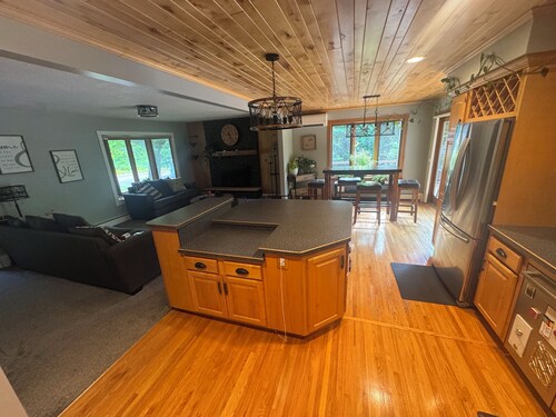 Charming 2-bedroom house with outdoor hot tub and recreation in rural Duluth