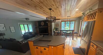 Charming 2-bedroom house with outdoor hot tub and recreation in rural Duluth