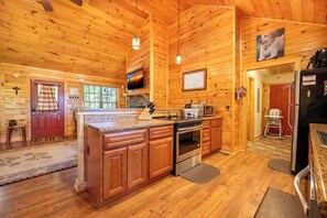 Frigorifero, microonde, forno, piano cottura