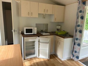 Refrigerador, microondas y parrilla de estufa 