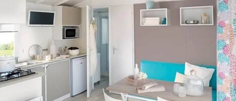 Kjøleskap, mikrobølgeovn og kokeplater