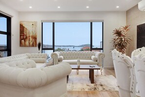 TV - Upscale Abode with Lift, Sea and Skyline Views (Auckland Central Suburbs)