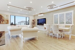 TV - Upscale Abode with Lift, Sea and Skyline Views (Auckland Central Suburbs)