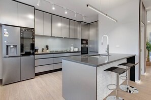 Fridge, microwave, oven, stovetop