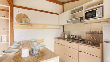 Een koelkast, een microgolfoven, een kookplaat