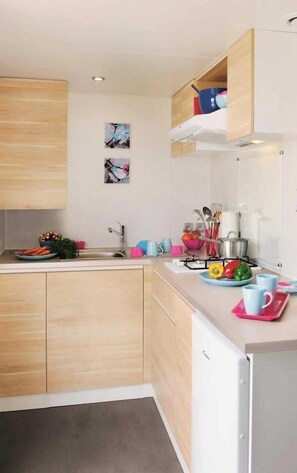 Jääkaappi, mikroaaltouuni, liesi