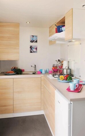 Refrigerador, microondas y parrilla de estufa 