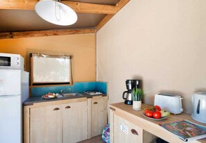 Kühlschrank, Mikrowelle, Herdplatte