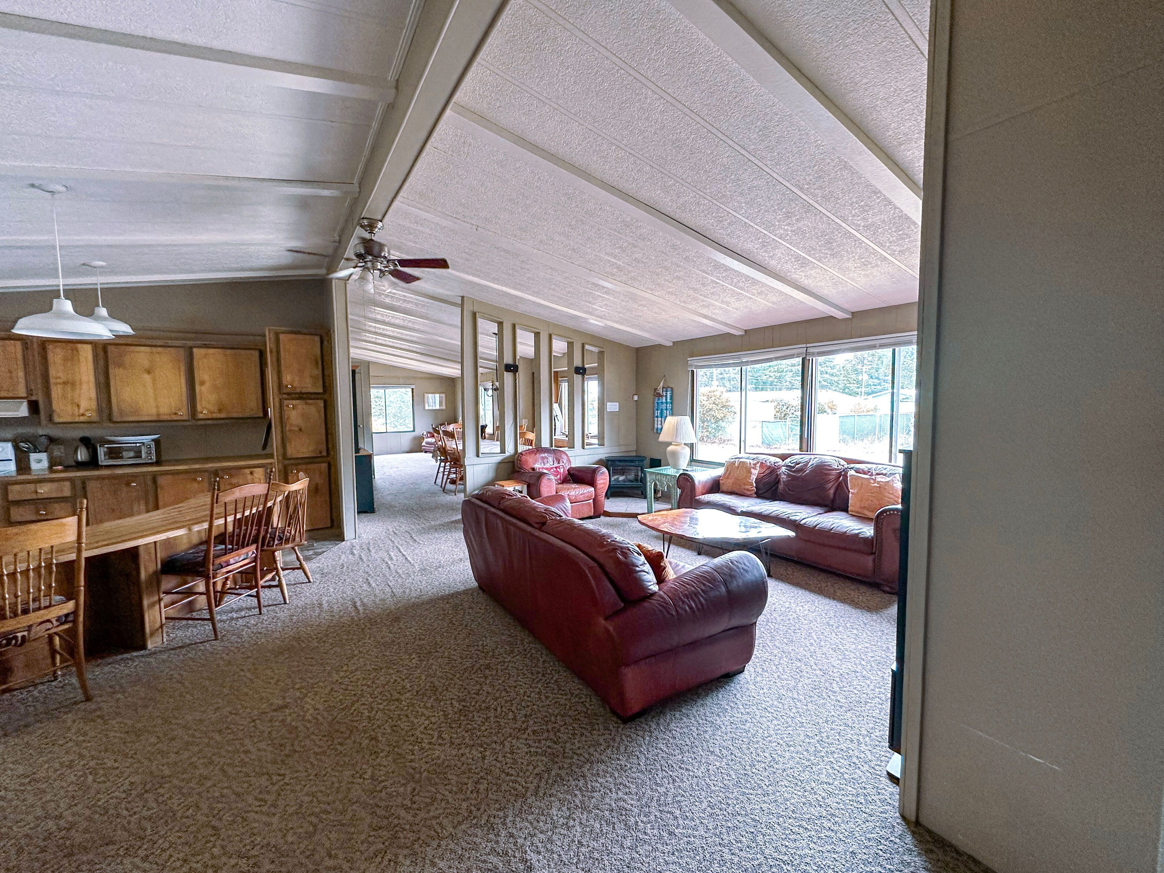 Télévision, livres, chaîne hi-fi