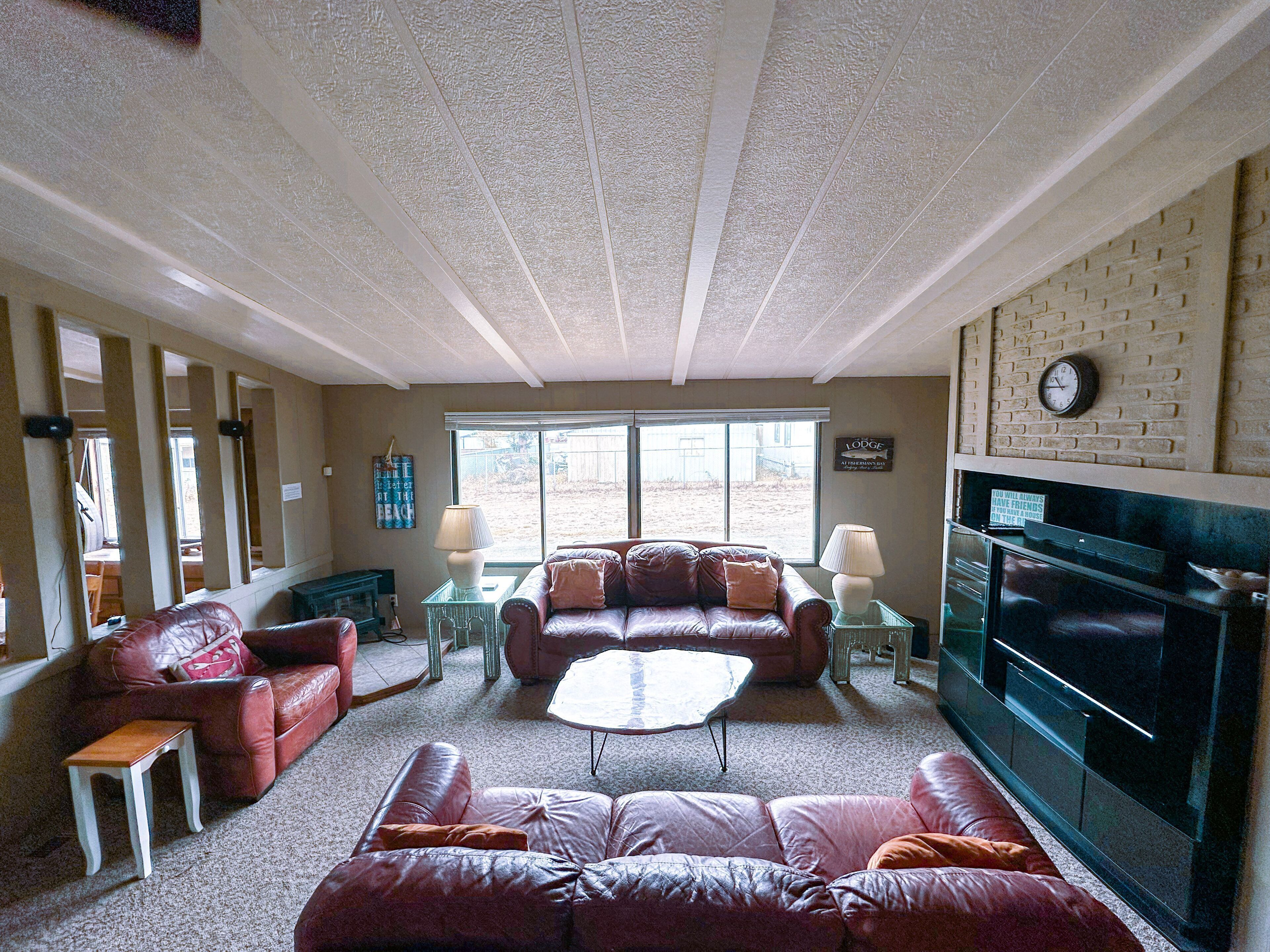 Télévision, livres, chaîne hi-fi