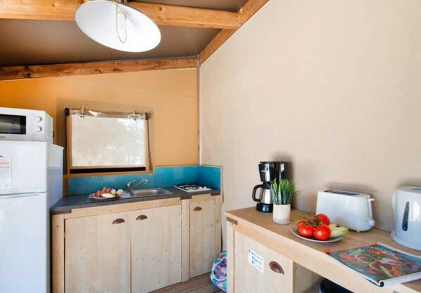 Fridge, microwave, stovetop