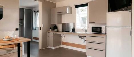 ثلاجة، ميكروويف، موقد طهي مسطح