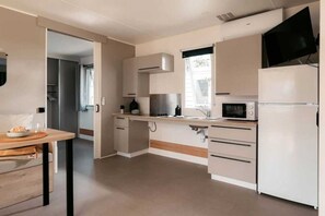 Fridge, microwave, stovetop