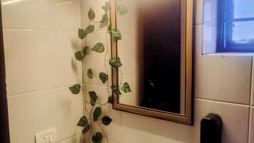 Dusch, handdukar, tvål och toalettpapper