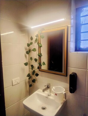 Douche, serviettes fournies, savon, papier toilette