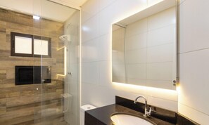 Basic Apartment | Bathroom | Bathtub - Ctds - Apartments in the Center of Penha! (Penha)