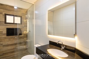 Basic Apartment | Bathroom | Bathtub - Ctds - Apartments in the Center of Penha! (Penha)