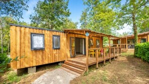 A wooden cabin with a porch and steps leading to the entrance. - ZEcamping 3 étoiles pet friendly locatif TV LV clim 6 pers (Pouzauges)