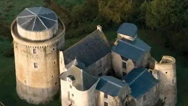 A historic stone building with a round tower and multiple connected structures, surrounded by greenery. - ZEcamping 3 étoiles pet friendly locatif TV LV clim 6 pers (Pouzauges)