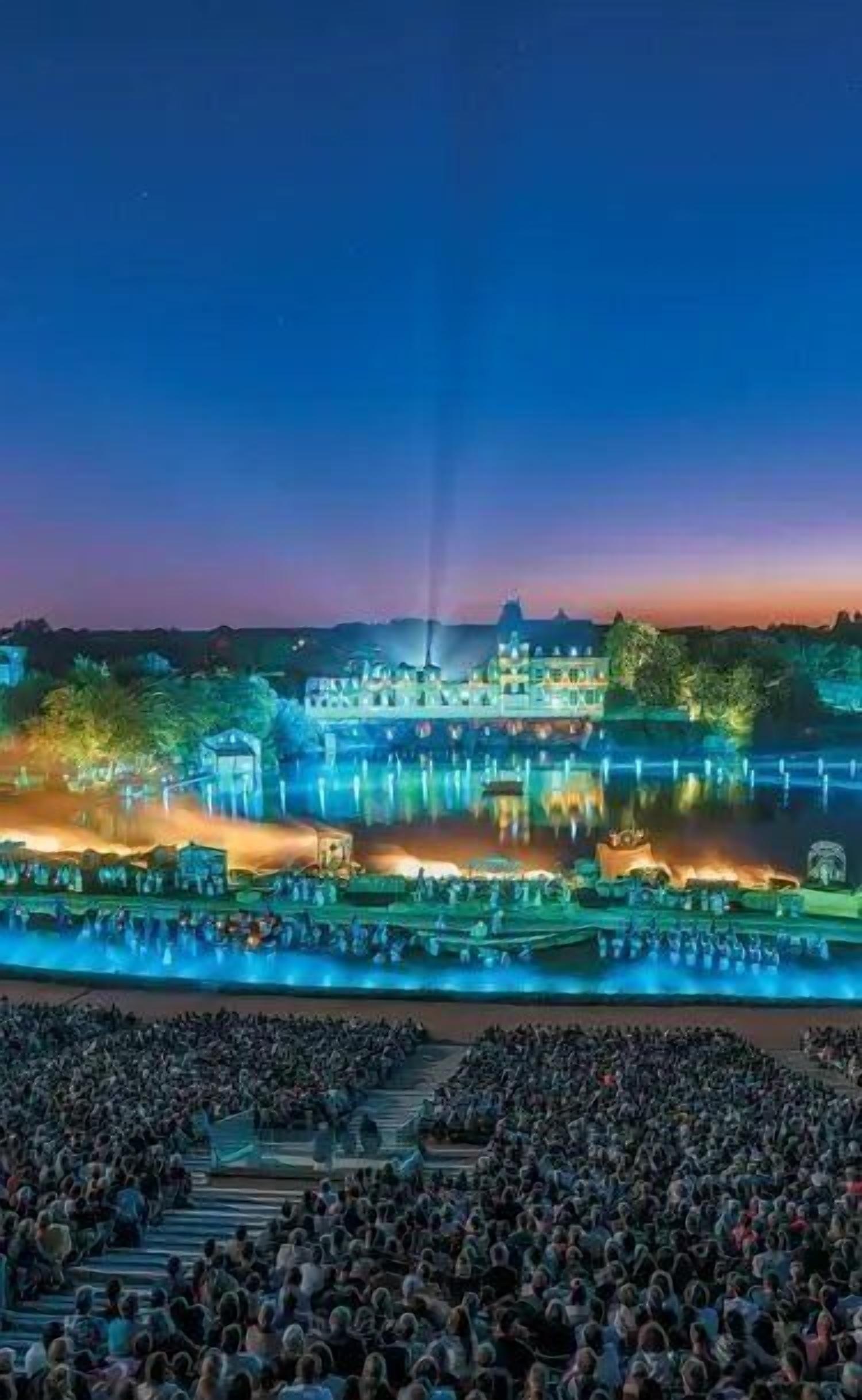 Un vaste amphithéâtre en plein air, doté de gradins et d’une scène.