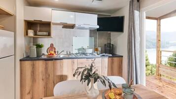 Fridge, microwave, stovetop