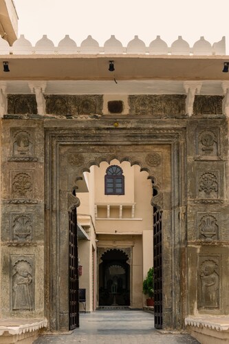 RajMahal- Live Like Royalty 446-Year-Old Stay 7BR -Homeyhuts