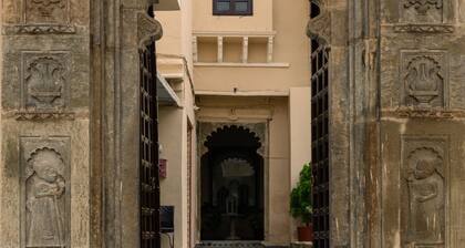 RajMahal- Live Like Royalty 446-Year-Old Stay 7BR -Homeyhuts