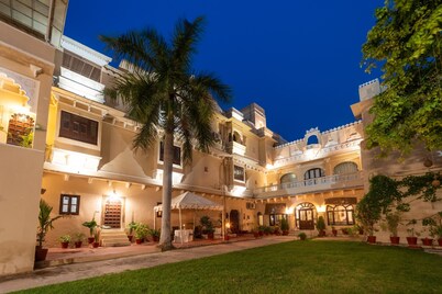 RajMahal- Live Like Royalty 446-Year-Old Stay 7BR -Homeyhuts
