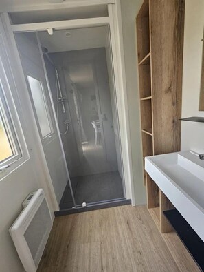 Bathroom - Camping - ccbbifd - Three Bedroom Apartment, Sleeps 6 (Charlieu)