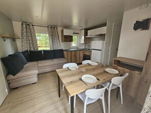 Dining - Camping - ccbbifd - Three Bedroom Apartment, Sleeps 6 (Charlieu)