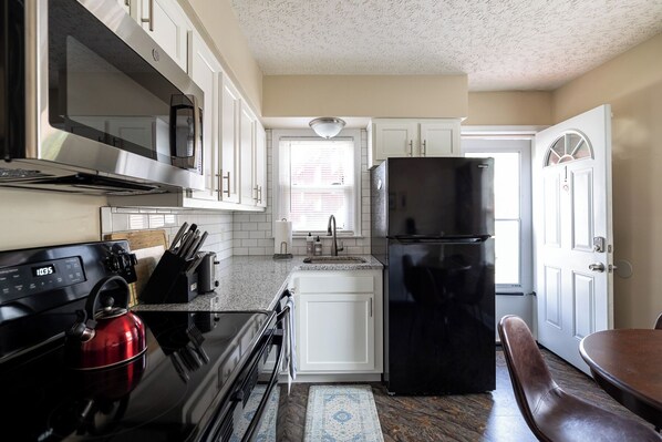 Fridge, oven, stovetop, dishwasher