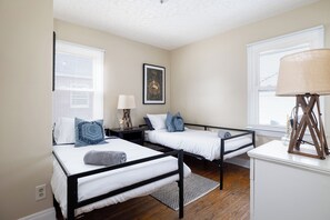 2 bedrooms, iron/ironing board, internet, bed sheets