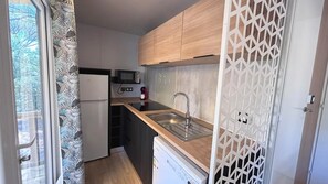 Kühlschrank, Mikrowelle, Herdplatte, Geschirrspüler