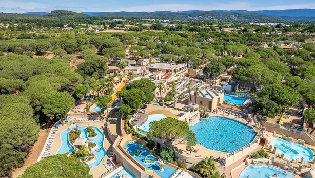 Un complexe hôtelier doté de plusieurs piscines, d’un parc aquatique et de nombreuses commodités, notamment des chaises longues et des parasols.