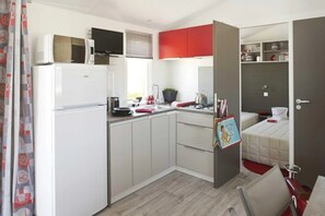 Kjøleskap, mikrobølgeovn og kokeplater