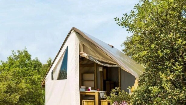 A small, single-story, A-frame tent with a wooden deck leading to the entrance. - ZEcamping 4 étoiles piscine chauffée animations fitness locatif 17m2 (Saint-Trojan-les-Bains)